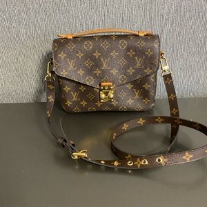 Louis Vuitton Metis Handbag